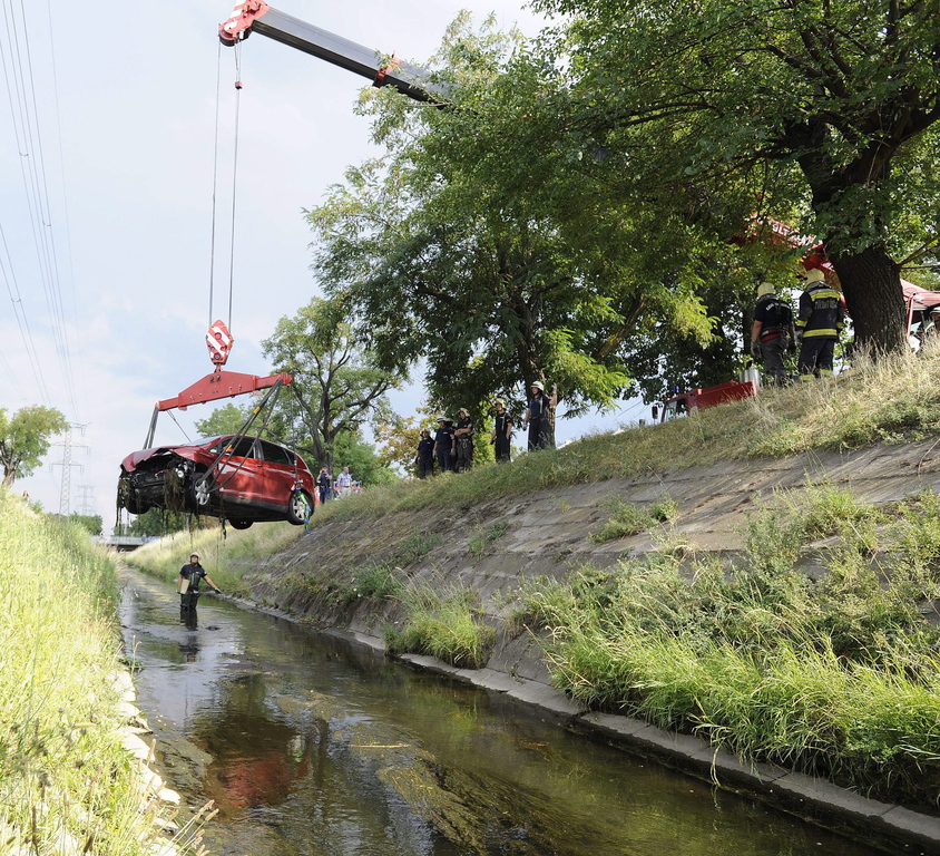 A patakba esett gépkocsiban ketten megsérültek, egyikük súlyosan. MTI Fotó: Mihádák Zoltán