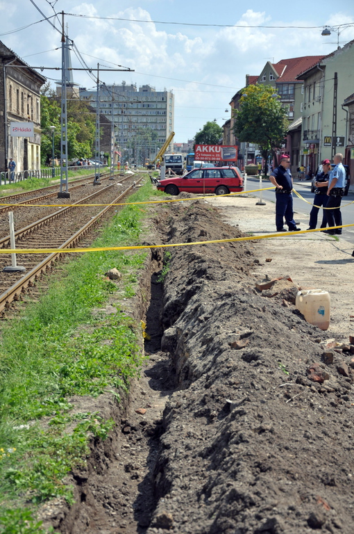 Munkagödör a fővárosban, a XIV. kerületi Nagy Lajos király útján, ahol második világháborús aknavetőgránátot találtak a 3-as, 62-es villamospálya átépítése közben. MTI Fotó: Mihádák Zoltán