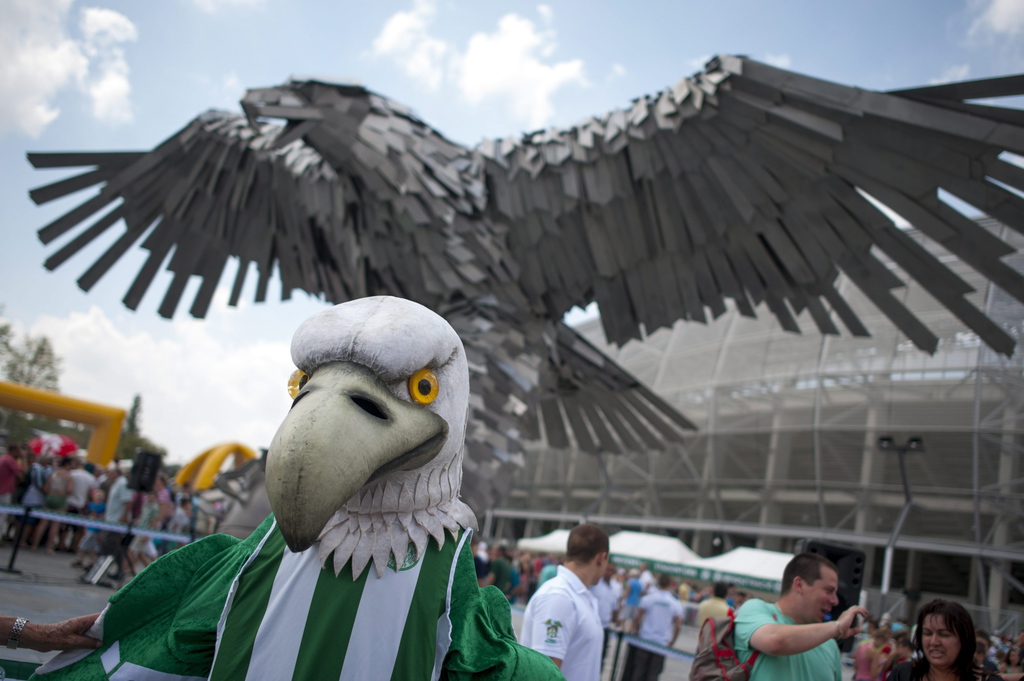 A Ferencváros új stadionja, a Groupama Aréna előtti Sas-szobor avatója. Az alkotás Szőke Gábor Miklós munkája. MTI Fotó: Marjai Jáno