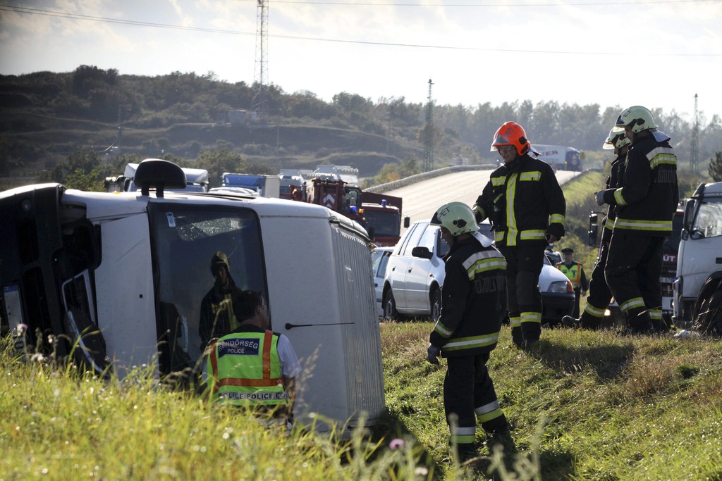 Oldalára borult kisteherautó a 8-as főúton  MTI Fotó: Nagy Lajos