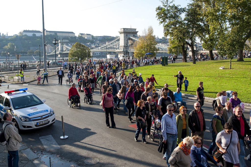 Résztvevők a fogyatékkal élők Rehab Critical Mass elnevezésű felvonulásán a belvárosi Széchenyi István téren 2014. október 19-én. MTI Fotó: Marjai János