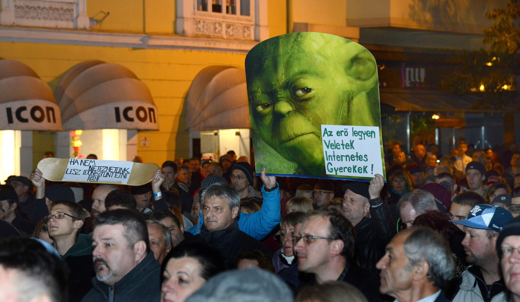 Az internetadó bevezetése ellen meghirdetett demonstráció résztvevői Szombathelyen, a Fő téren. MTI Fotó: Czika László