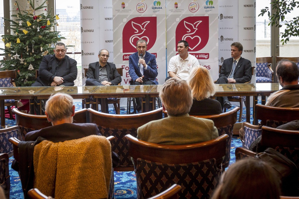 Vidnyánszky Attila, a teátrum főigazgatója, Rudolf Péter Kossuth- és Jászai Mari-díjas színész, Szekeres Pál, az Emberi Erőforrások Minisztériumának fogyatékos emberek társadalmi integrációjával kapcsolatos feladatok ellátásáért felelős miniszteri biztosa, Papp Szabolcs, a Nem Adom Fel Alapítvány szóvivője és Molnár László, Újbuda alpolgármestere sajtótájékoztatót tart a Nemzeti Színházban 2014. december 3-án. MTI Fotó: Szigetváry Zsolt