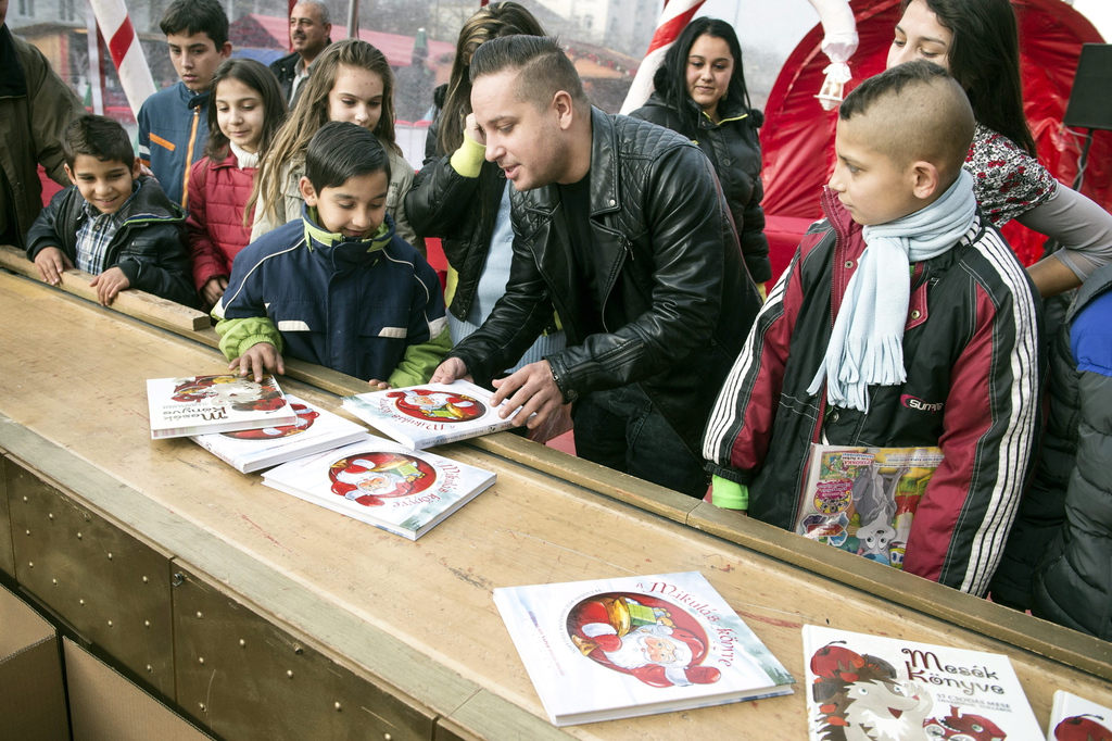 L.L. Junior rapper ajándékot csomagol a 10. születésnapját ünneplő Mikulásgyár megnyitóján Budapesten 2014. december 5-én. MTI Fotó: Koszticsák Szilárd