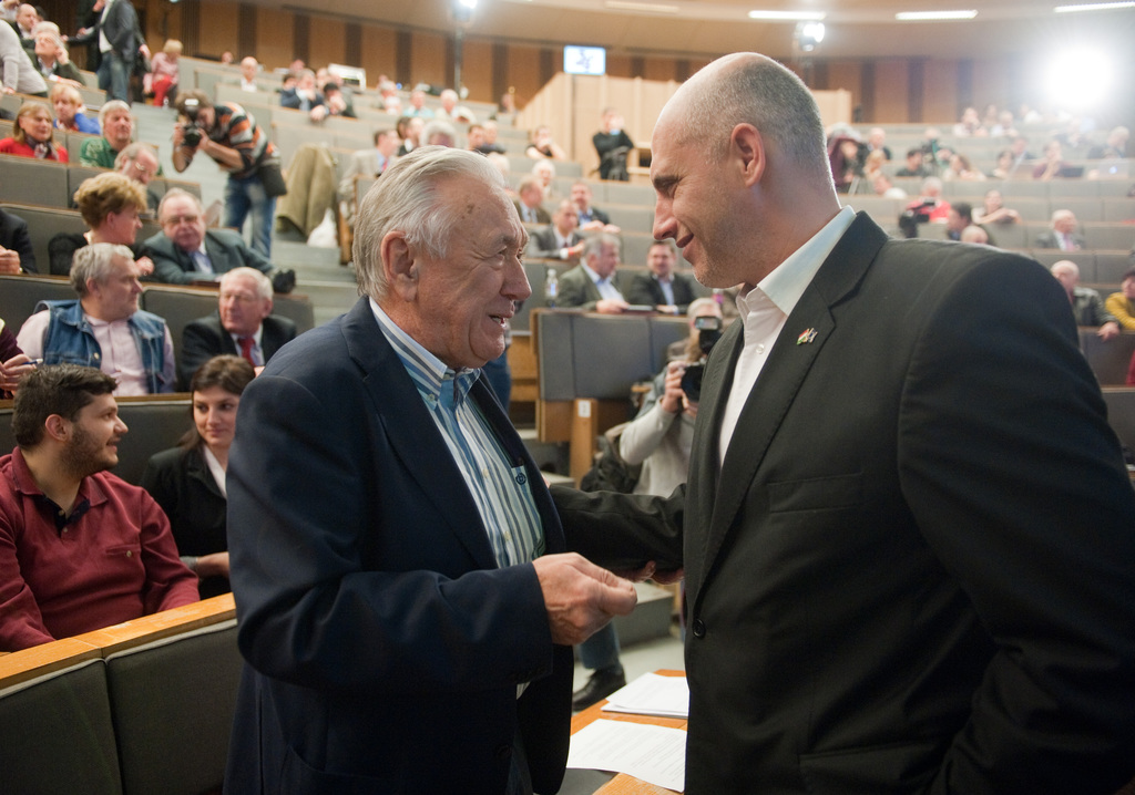 Kovács László korábbi és Tóbiás József jelenlegi pártelnök. Az MSZP 25 évvel ezelőtti megalakulására is emlékeztek FOTÓ: TÓTH GERGŐ