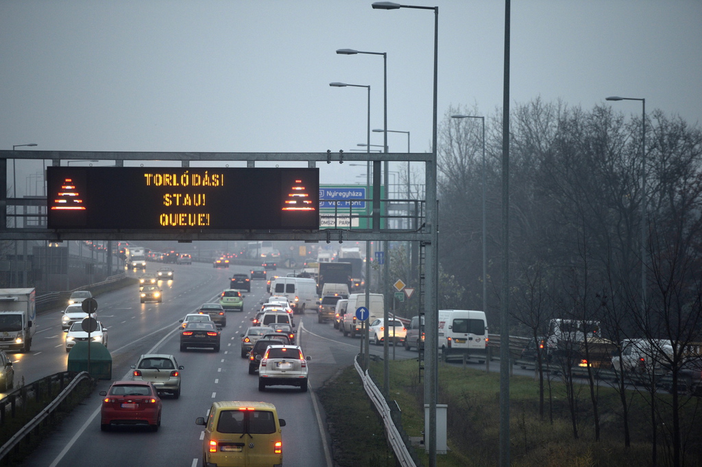 A Liga Szakszervezetek forgalomlassító demonstrációja miatti torlódás a budakalászi M0-ás hídra vezető csomópontnál. MTI Fotó: Kovács Attila