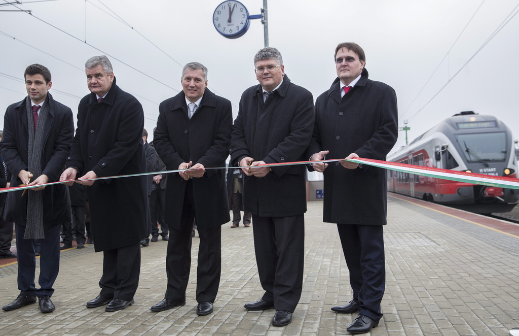 Loppert Dániel, a Nemzeti Infrastruktúra Fejlesztő Zrt. kommunikációs vezetője, Vantara Gyula fideszes országgyűlési képviselő, Pál László, a MÁV Zrt. általános vezérigazgató-helyettese, Becsey Zsolt, a Nemzeti Fejlesztési Minisztérium közlekedésért felelős helyettes államtitkára és Homlok Zsolt, a Swietelsky Vasúttechnika Kft. ügyvezető igazgatója. MTI Fotó: Rosta Tibor