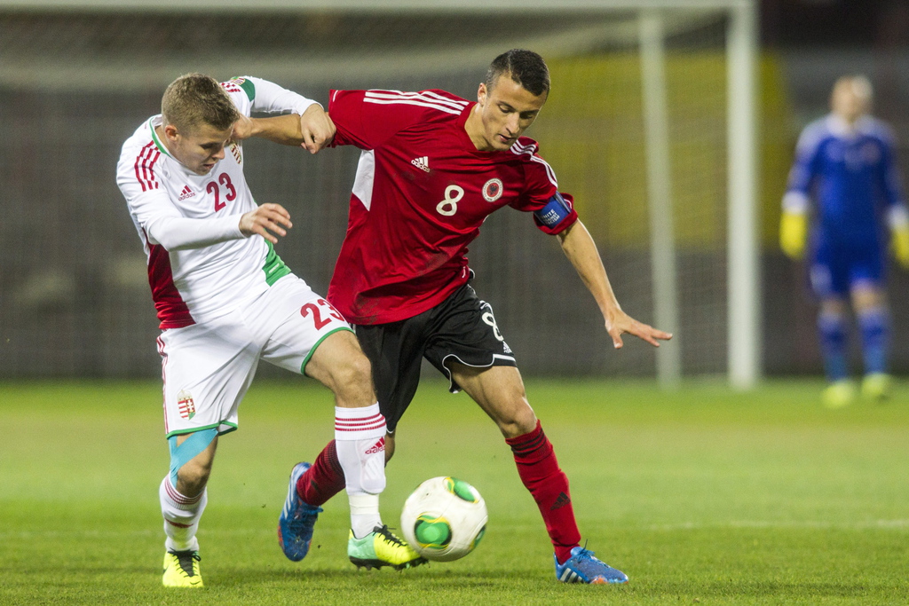 Kovács István és Ergys Kace a labdarúgó U21-es Európa-bajnokság selejtezőjében játszott Magyarország - Albánia mérkőzésen. MTI Fotó: Szigetváry Zsolt.