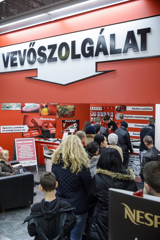 Sorban állók a Media Markt áruház ügyfélszolgálata előtt, ahol visszaadhatják vagy kicserélhetik a karácsonyra ajándékba kapott bontatlan termékeket az ünnepek utáni első nyitva tartáskor Debrecenben 2014. december 27-én. MTI Fotó: Czeglédi Zsolt