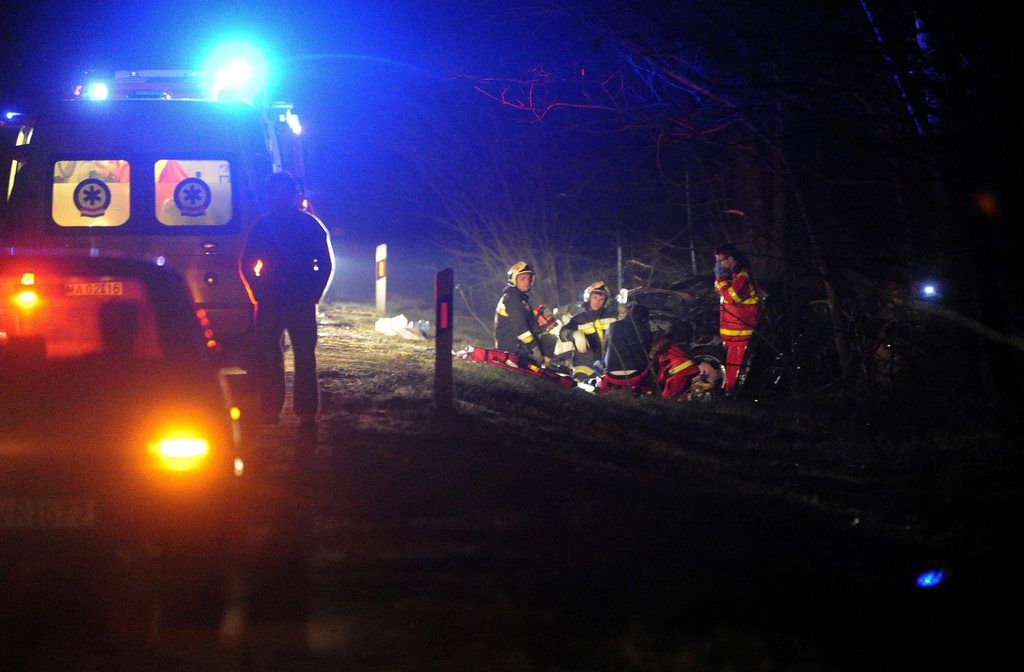 Egy ember meghalt, többen pedig megsérültek, amikor két személyautó összeütközött. MTI Fotó: Mihádák Zoltán