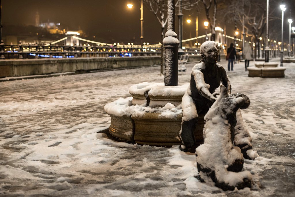 Havazás után a Vigadó tér, háttérben a budai Vár. MTI Fotó: Kallos Bea