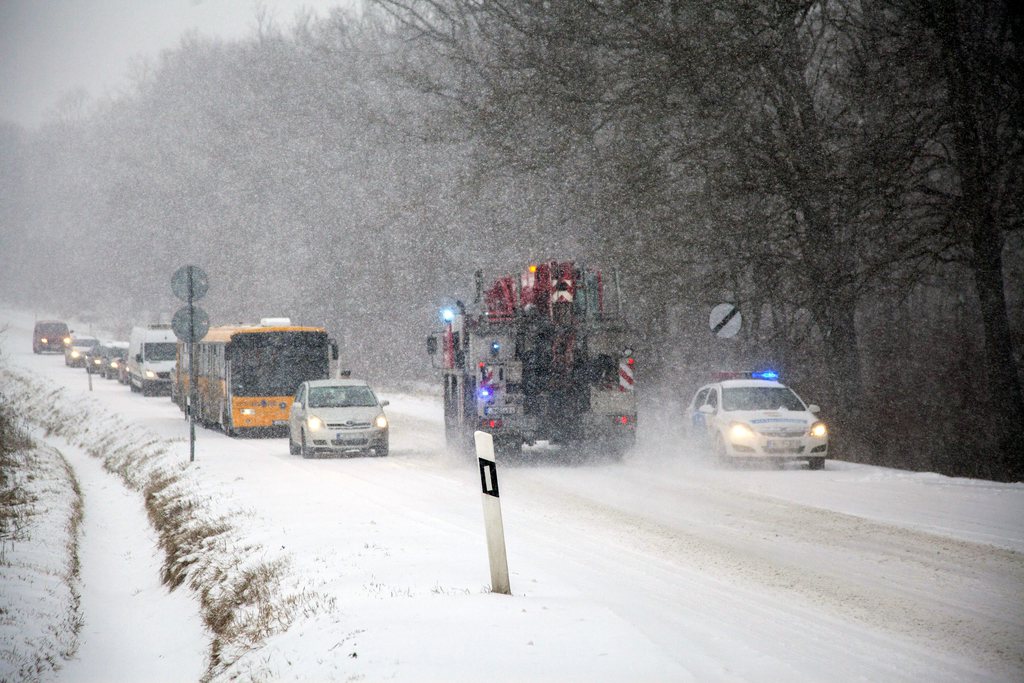 Rendőr irányítja a forgalmat a 61-es út bagolai emelkedőjénél, Nagykanizsa közelében. MTI Fotó: Varga György