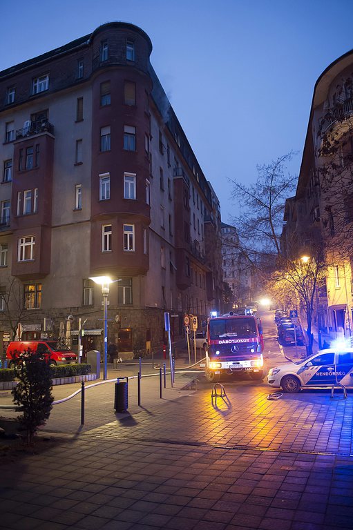 Tűzoltók és rendőrök 2015. február 24-én a II. kerületi Lövőház utcában, ahol az egyik hatemeletes épület negyedik emeleti, nyolcvan négyzetméteres lakásában tűz volt. A lakásban a tűzoltók egy elhunyt idős nőt találták, aki vélhetően füstmérgezésben vesztette életét. MTI Fotó: Lakatos Péte