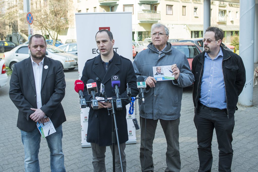 Légrádi Péter, az Együtt újpesti választókerületi elnöke, Szigetvári Viktor, az Együtt - a Korszakváltók Pártjának elnöke, Sértő-Radics István, az Együtt elnökségi tagja, Vajda Zoltán, a 60 ezren a magánnyugdíjukért Facebook-csoport alapítója. MTI Fotó: Marjai János