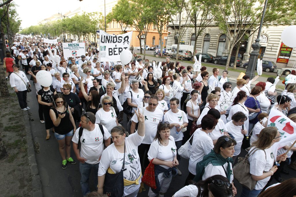 A demonstrálók az Andrássy úton. MTI Fotó: Szigetváry Zsolt