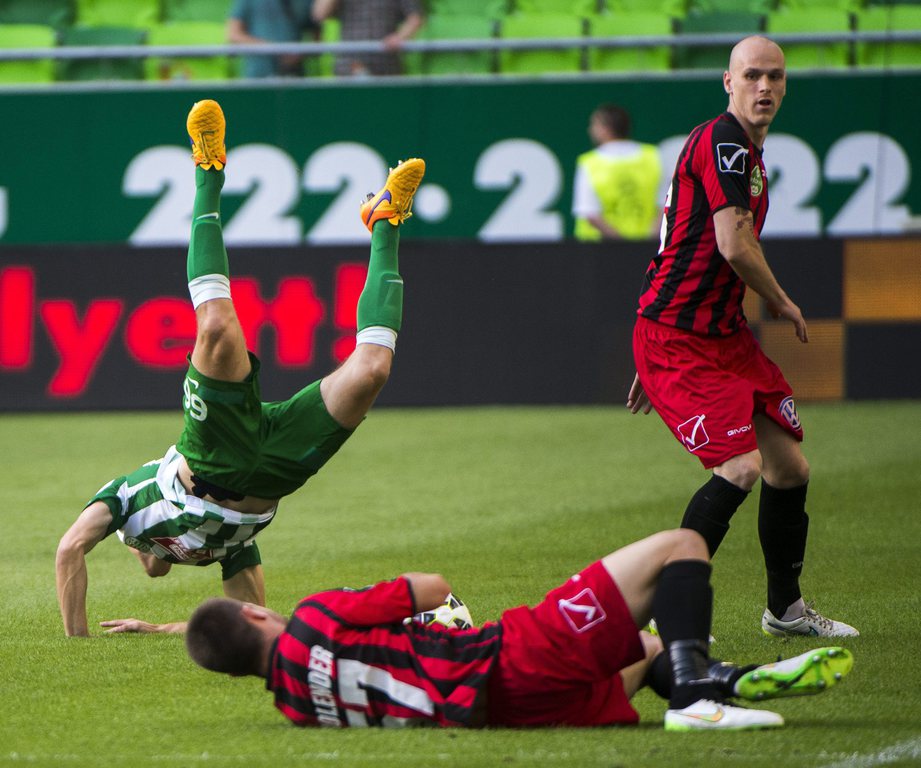 A ferencvárosi Varga Roland, valamint a kispesti Filip Holender és Baráth Botond Ferencváros-Budapest Honvéd 1-0. MTI Fotó: Illyés Tibor