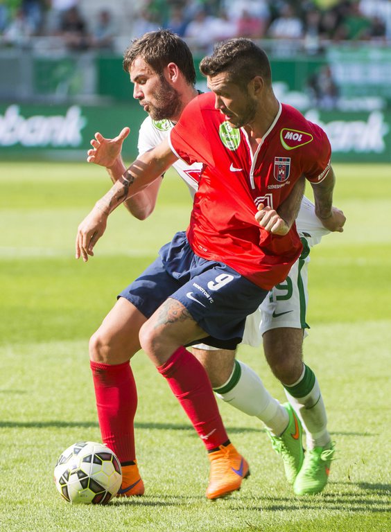 A ferencvárosi Gyömbér Gábor és Feczesin Róbert, a Videoton játékosa a labdarúgó OTP Bank Liga harmincadik, utolsó fordulójában vívott találkozón MTI Fotó: Illyés Tibor