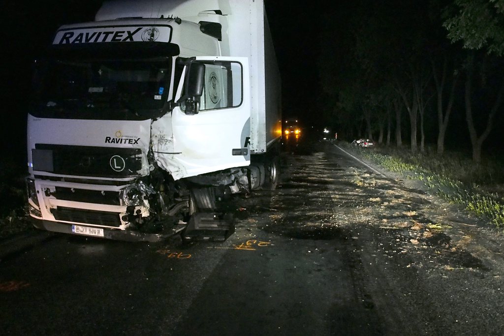 Összetört kamion a 44-es főúton, Kecskemét és Nyárlőrinc között. A jármű eddig tisztázatlan körülmények között összeütközött egy személyautóval, amelynek vezetője a helyszínen meghalt. MTI Fotó: Donka Ferenc