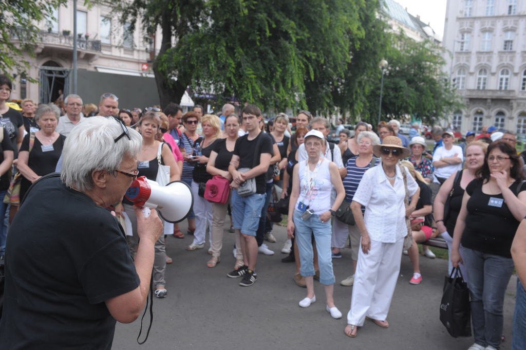 Az Őszintén az Egészségügyről Akciószövetség demonstrációjának résztvevői a belvárosi József nádor téren Fotó: Tóth Gergő