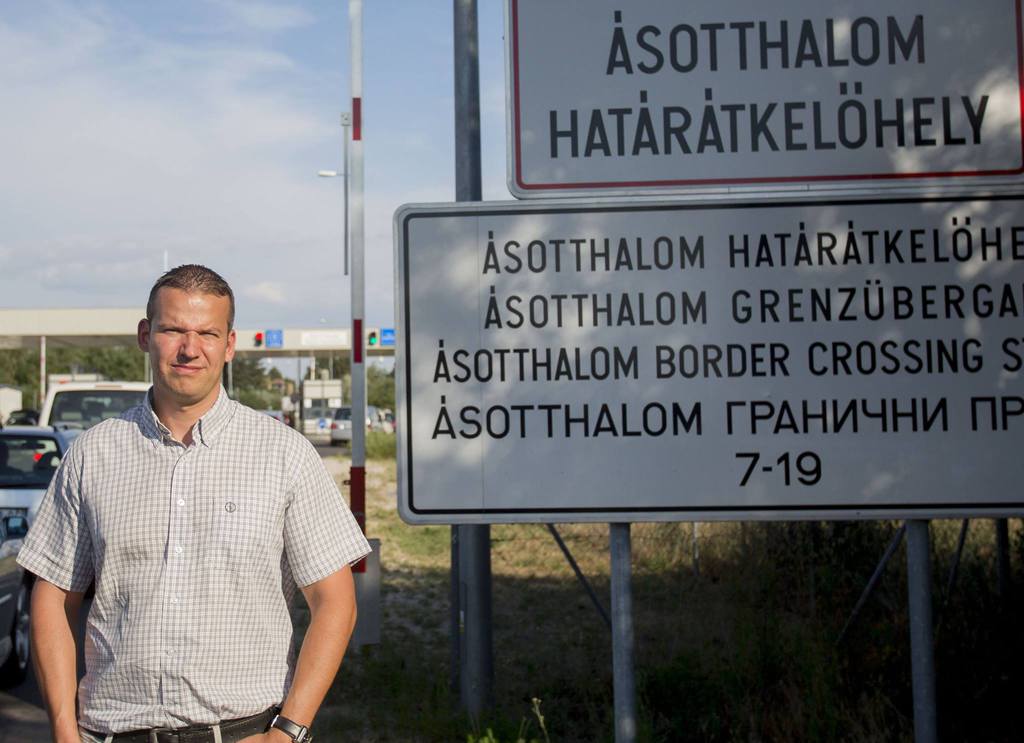 Toroczkai Ásotthalom helységtáblája előtt. Forrás: Facebook