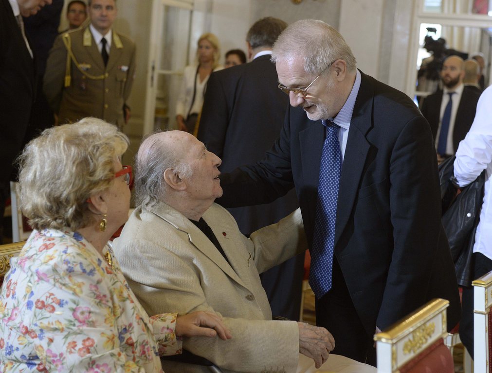 A Magyar Szent István-renddel 2014-ben elismert Kertész Imre Nobel-díjas író gratulál a Magyar Szent István-renddel most elismert Eötvös Péter Kossuth-díjas zeneszerző-karmesternek a Sándor-palotában 2015. augusztus 20-án, a nemzeti ünnepen. MTI Fotó: Bruzák Noémi