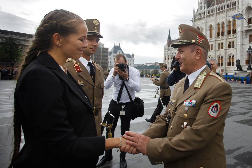 Dr. Benkő Tibor vezérezredes Honvéd Vezérkar-főnök is gratulált az ifjú párnak. Forrás: Facebook