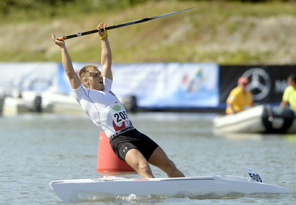 Kövér Márton, miután megnyerte a kenu egyesek versenyét a győri maratoni kajak-kenu világbajnokságon, 2015. szeptember 12-én. MTI Fotó: Kovács Tamás