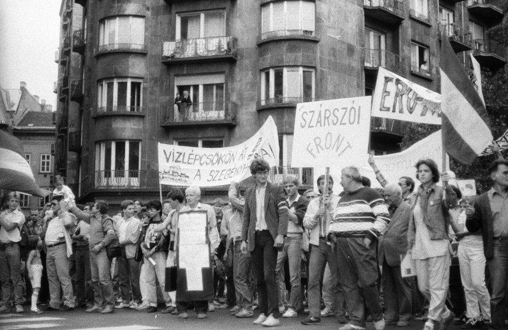 Tüntetés a vízlépcső ellen 1988 szeptemberében FOTÓ: FORTEPAN.HU 60 459. ORIG: PHILIPP TIBOR