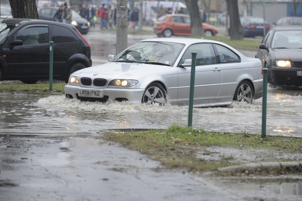 Vízben áll Csepelen a Kiss János altábornagy utca és a Kossuth Lajos utca közötti parkoló. Fotó: Mihádák Zoltán/MTI