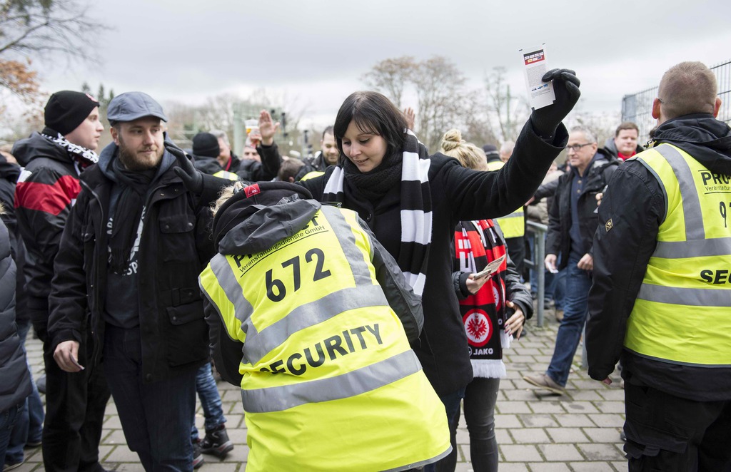 Frankfurtban a Bundesliga-mérkőzésre érkezőket is csak szigorú ellenőrzés után engedték tovább FOTÓ: EUROPRESS/GETTY IMAGES/ALEXANDER SCHEUBER