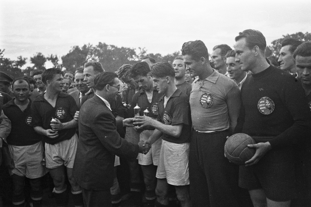 Debrecen, Nagyerdei Stadion 1949 Magyarország - Lengyelország (8:2) labdarúgó mérkőzés, díjak átadása a győztes csapatnak. A játékosok balról: Egresi, Puskás, Balogh II, Lantos, Bozsik, Czibor, Károlyi (tartalék kapus), Henni.Forrás. Fortepan/Kovács Márton Ernő