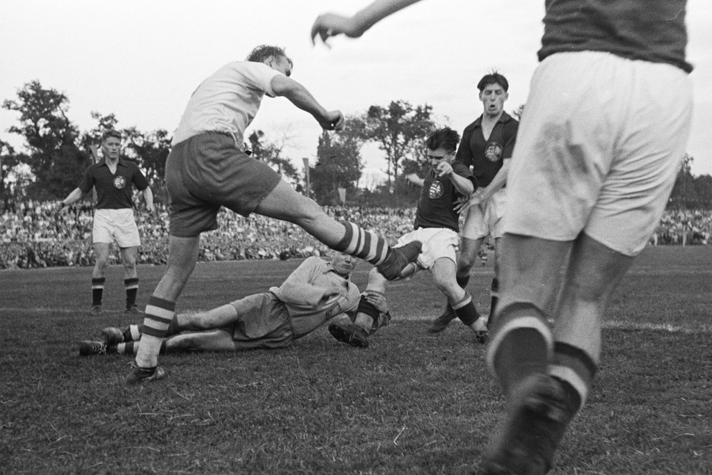 Nagyerdei Stadion 1949, Magyarország - Lengyelország (8:2) labdarúgó mérkőzés. Puskás és Czibor harcol a védőkkel, hátrább Keszthelyi. Forrás: Fortepan/Kovács Márton Ernő