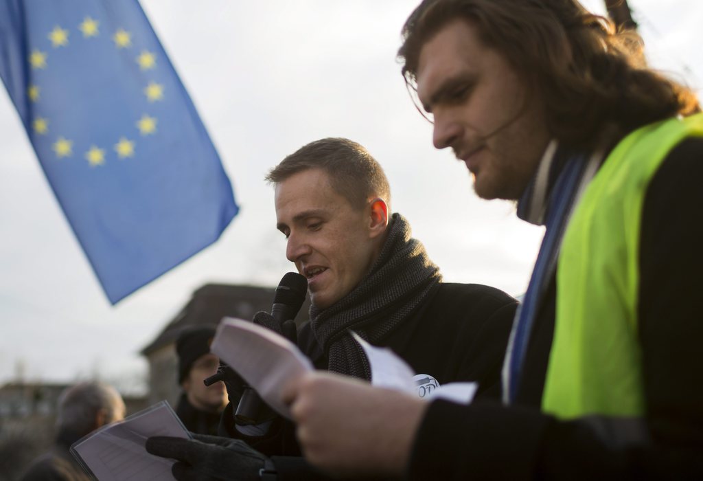 Bartek Skierkowski a lengyel a lengyel Demokrácia Védelmének Bizottsága (KOD) varsói küldöttségének vezetője felolvassa Mateusz Kijowski, a KOD vezetője levelét. MTI Fotó: Mohai Balázs