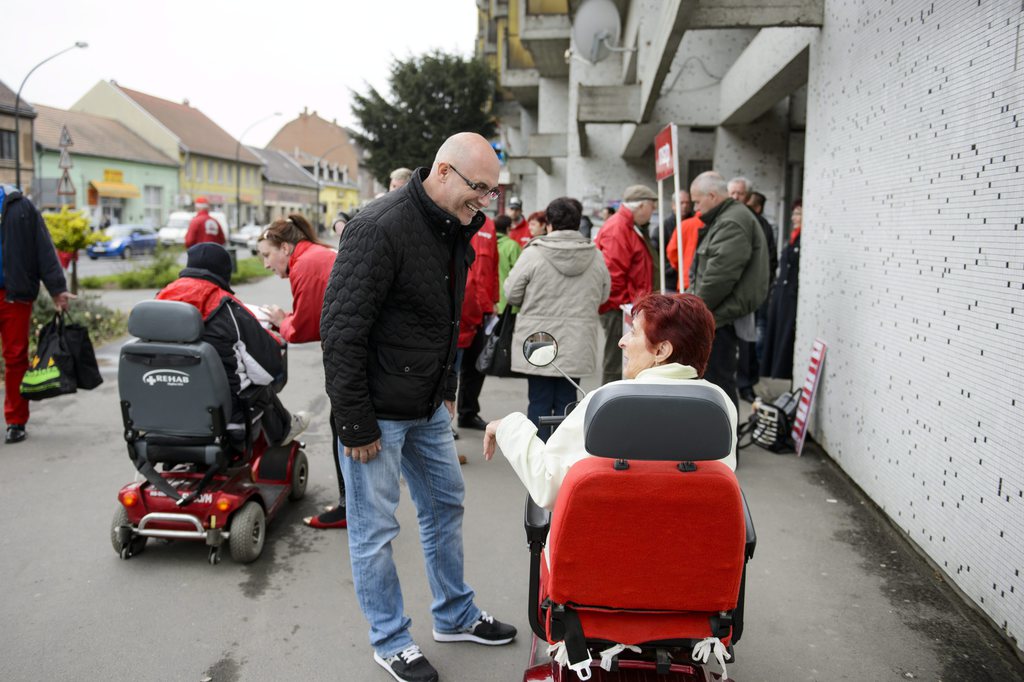 Az MSZP aláírásgyűjtő akciója Balassagyarmaton. MTI Fotó: Komka Péter