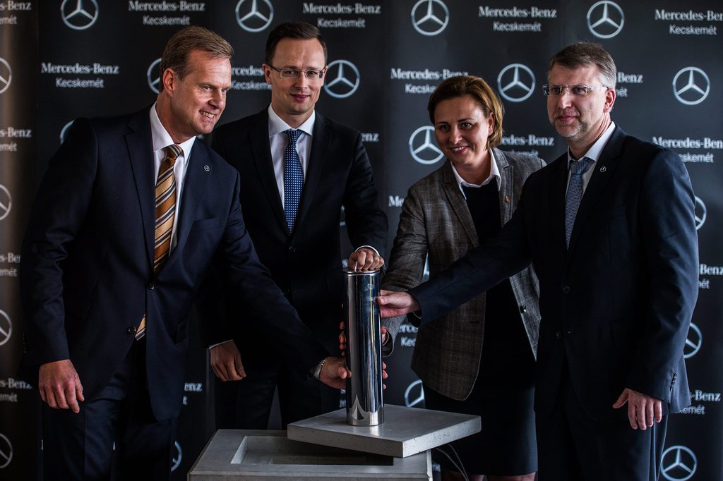 Christian Wolff, a Mercedes-Benz Manufacturing Hungary Kft. ügyvezetésének elnöke, Szijjártó Péter külgazdasági és külügyminiszter, Szemereyné Pataki Klaudia polgármester és Michael Göbel, a Mercedes-Benz kompakt autók termeléséért felelős nemzetközi vezetője  MTI Fotó: Ujvári Sándor