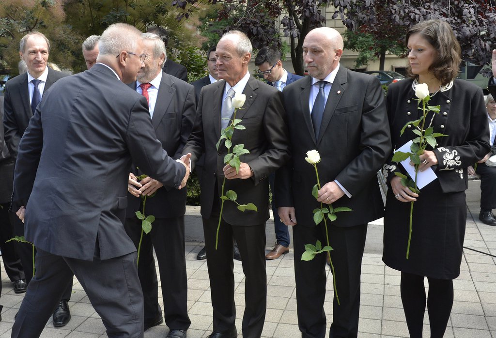 Trócsányi László igazságügyi miniszter kezet fog Medgyessy Péter volt miniszterelnökkel Nagy Imre egykori miniszterelnök és mártírtársai újratemetésének emléknapján rendezett központi megemlékezésen. Jobbról Lajtár István, a legfőbb ügyész helyettese és Szél Bernadett, a Lehet Más a Politika (LMP) társelnöke, országgyűlési képviselő - MTI Fotó: Máthé Zoltán