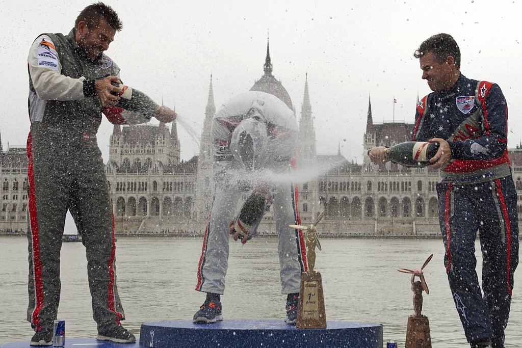 A Red Bull Air Race műrepülő világbajnoki sorozat budapesti versenyhétvégéjének győztesei: a második helyezett osztrák Hannes Arch, a győztes német Matthias Dolderer és a harmadik helyen végzett ausztrál Matt Hall (b-j) a dobogón, a Duna partján Budapesten 2016. július 17-én. MTI Fotó: Lakatos Péter