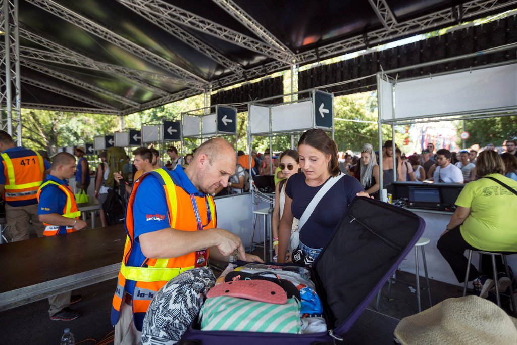 Biztonsági ellenőrzés egy belépési pontnál egy nappal a Sziget fesztivál kezdete előtt a Hajógyári-szigetenFOTÓ: MTI/MOHAI BALÁZS