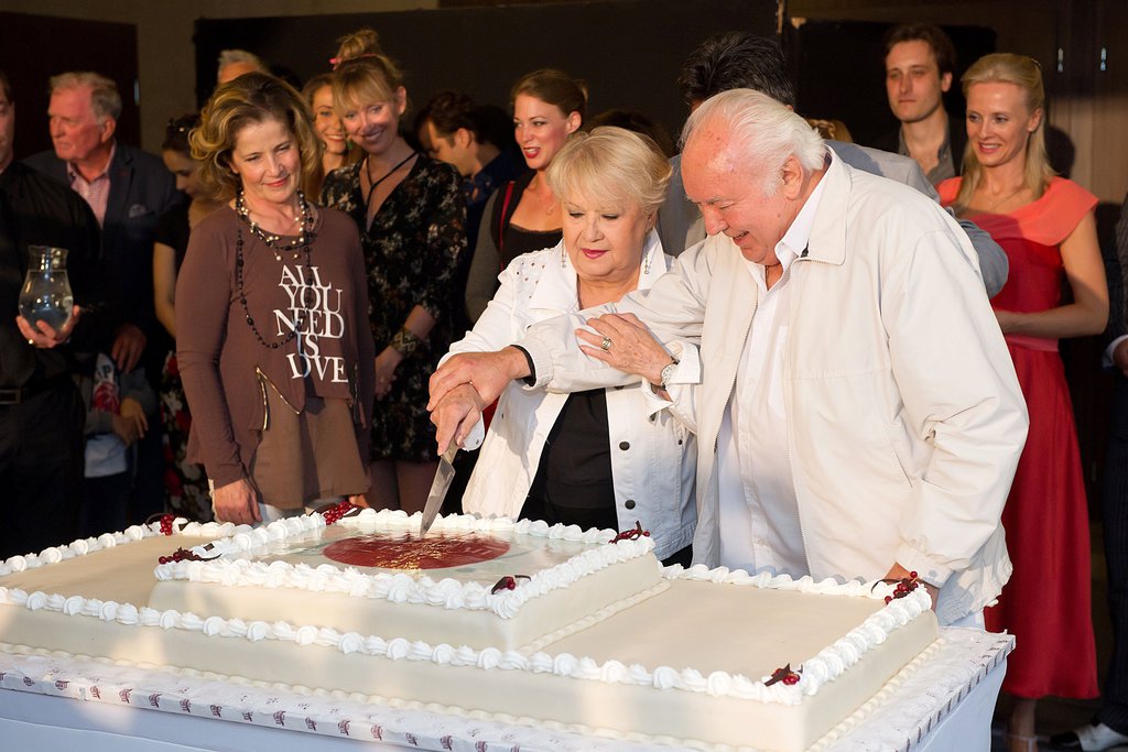 Galambos Erzsi és Láng József színművészek felvágják a tortát a József Attila Színház 60. születésnapján a Színházak éjszakája rendezvényen a teátrum előterében 2016. szeptember 17-én. MTI Fotó: Lakatos Péter