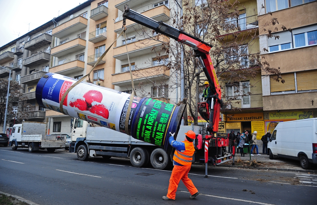 Az oszlopokat elvitték, de végül Simicska győzött FOTÓ: MOLNÁR ÁDÁM<br>