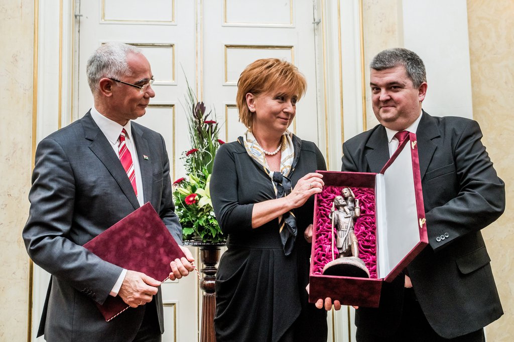 Gáspárné Puskás Krisztina, a fővárosi Sztehlo Gábor Gyermekotthon és Fogyatékosokat Befogadó Otthonok intézményvezetője, miután átvettea Szent Kristóf a Gyermekekért díjat Balog Zoltántól, az emberi erőforrások miniszterétől és Czibere Károly szociális ügyekért éstársadalmi felzárkózásért felelős államtitkártól a szociális munka napja alkalmából rendezett díjátadón a fővárosi Petőfi Irodalmi Múzeumdísztermében FOTÓ: MTI/BALOGH ZOLTÁN