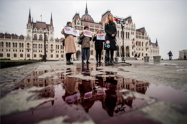 A PM flashmobján Szabó Rebeka beszélt. MTI Fotó: Balogh Zoltán